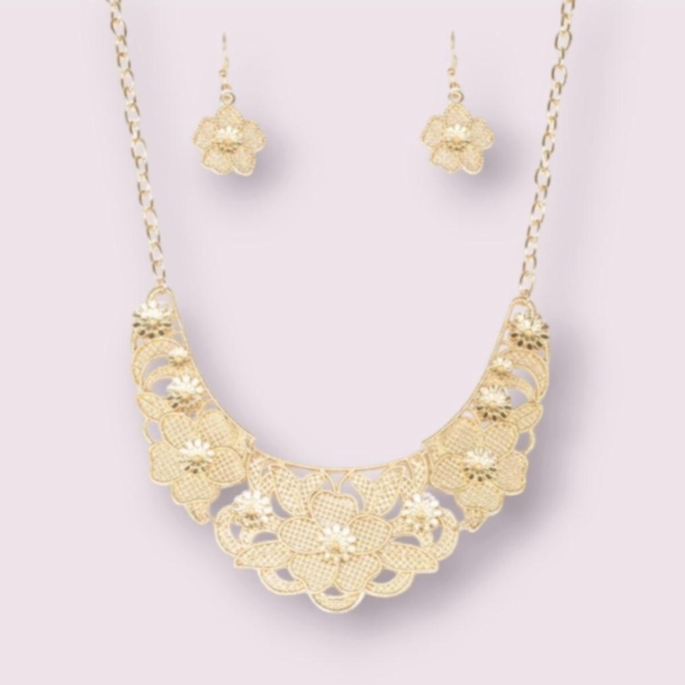 Vintage Paparazzi Gold Necklace with Floral Design